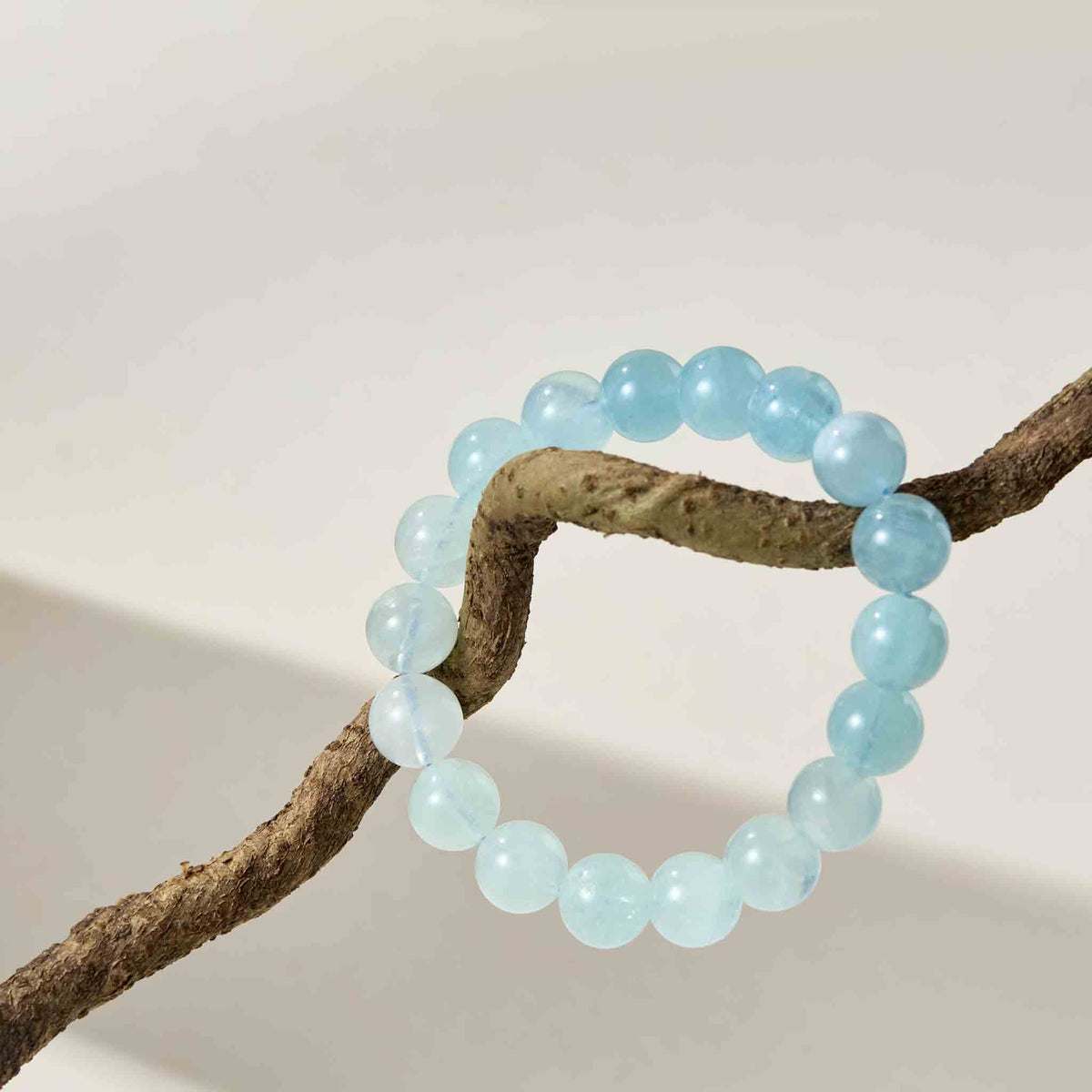 Aquamarine Meaning: Calm, Courage & Clear Communication